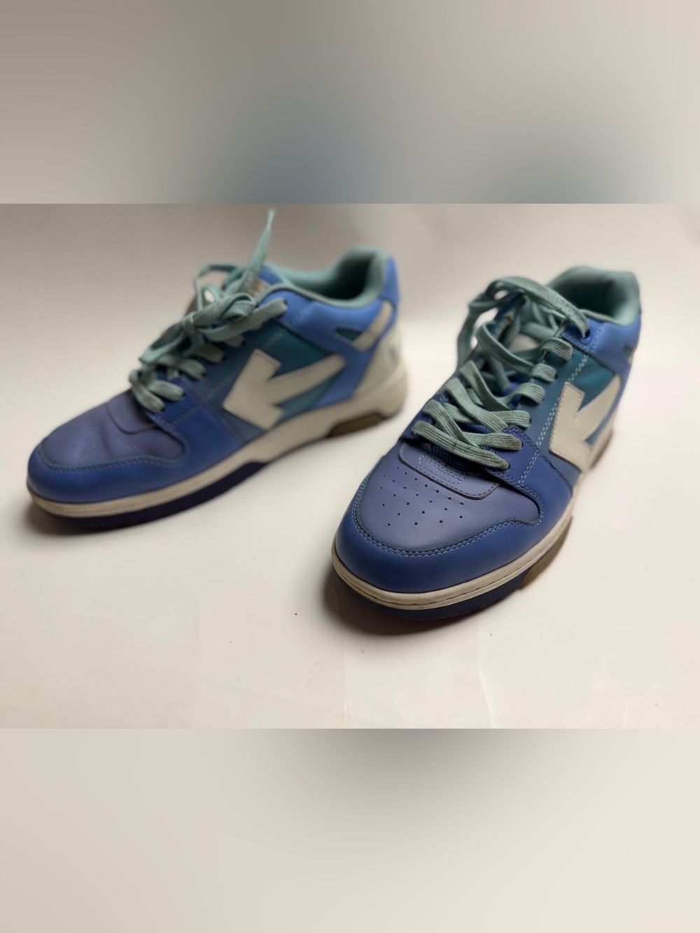 Off-White Men's Blue and White Low-Top Sneakers